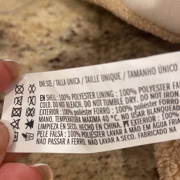 NWT FOREVER 21 fuzzy slippers - Picture 4 of 7